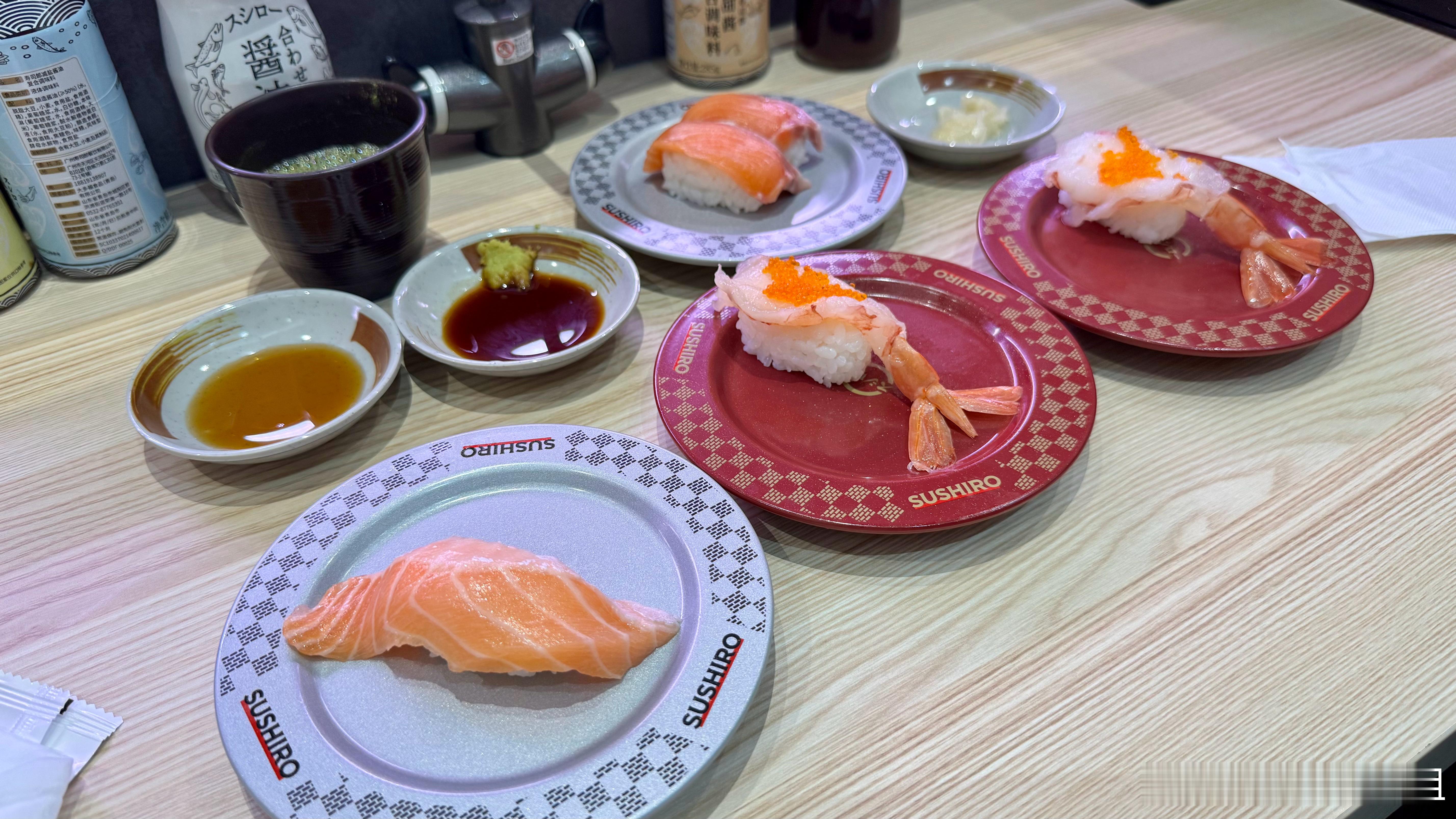 发现了寿司郎的bug。单人或双人站在叫号处时，小姐姐时不时会放出“有吧台卡座啊现