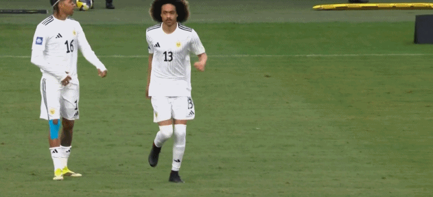 库拉索的13号，叫陈达毅。身价€450万，曾效力曼联。谁能想到…他是第4代华