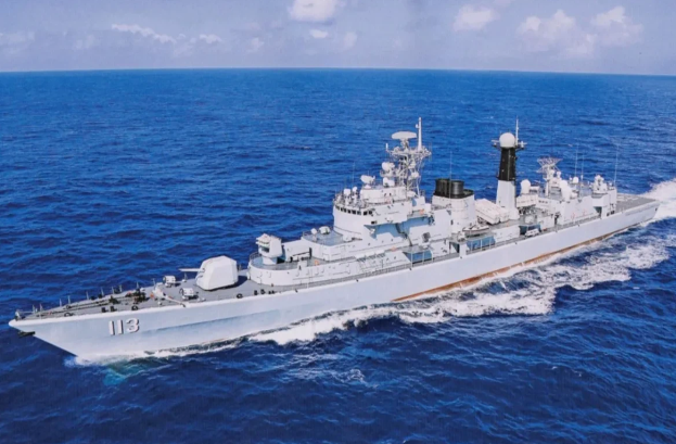 轰隆轰隆！中国军舰的巨炮轰鸣声在阿曼湾上空回响！美国航母甲板上的士兵目睹此景，心