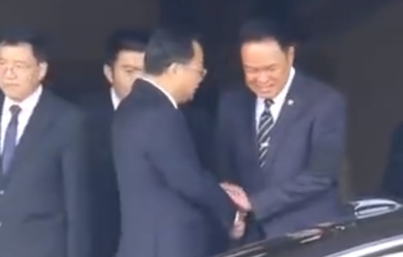 泰国阿努廷会见中方特使，亲自送到门口频频点头，中方这影响力可见一斑！近期，中方派