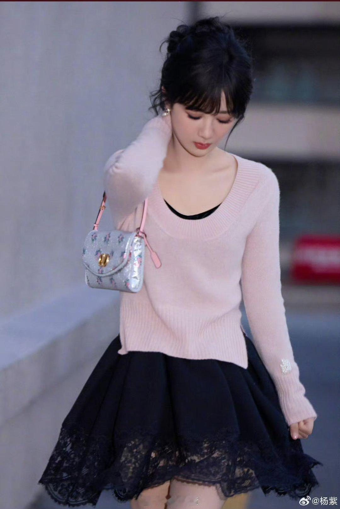 杨紫最新日常～又是看剧本又是录歌忙的起飞，看这个架势应该马上有新ost了…世界纷