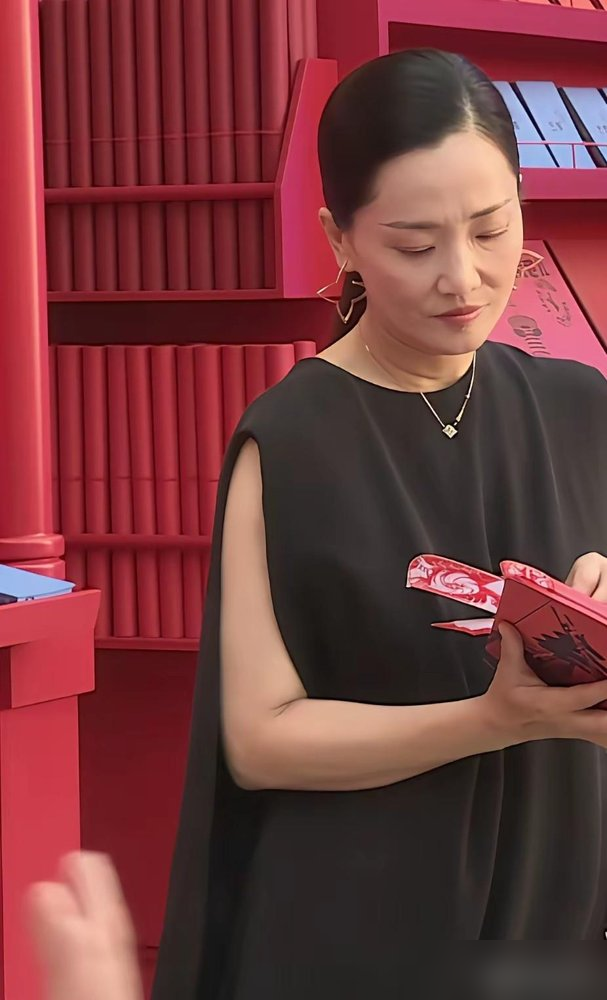 这姐是真敢说，金莎直接在综艺里曝了，有剧组找她演肖战的妈。注意，不是姐，是妈。朱丹听完直接从椅子上弹