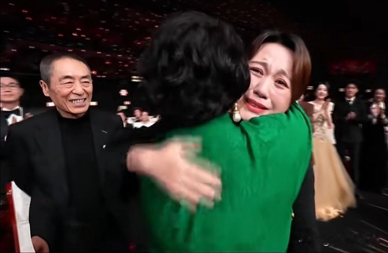 马丽宋佳哭爆！不是因为自己拿奖，而是因为“妈妈”萨日娜获奖！萨日娜凭《抓娃娃