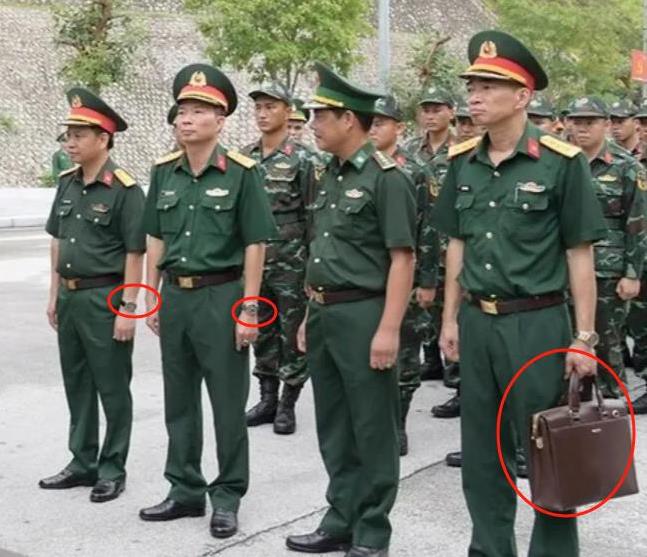 越军带大批枪械抵达中国，军官戴的大戒指和手表太抢镜了！20日，中国国防部宣布将与