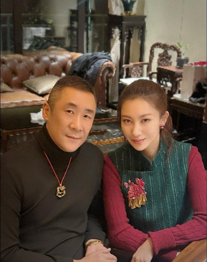 章子怡哥哥结婚20周年晒全家福，章父章母保养年轻，仨子女颜值高