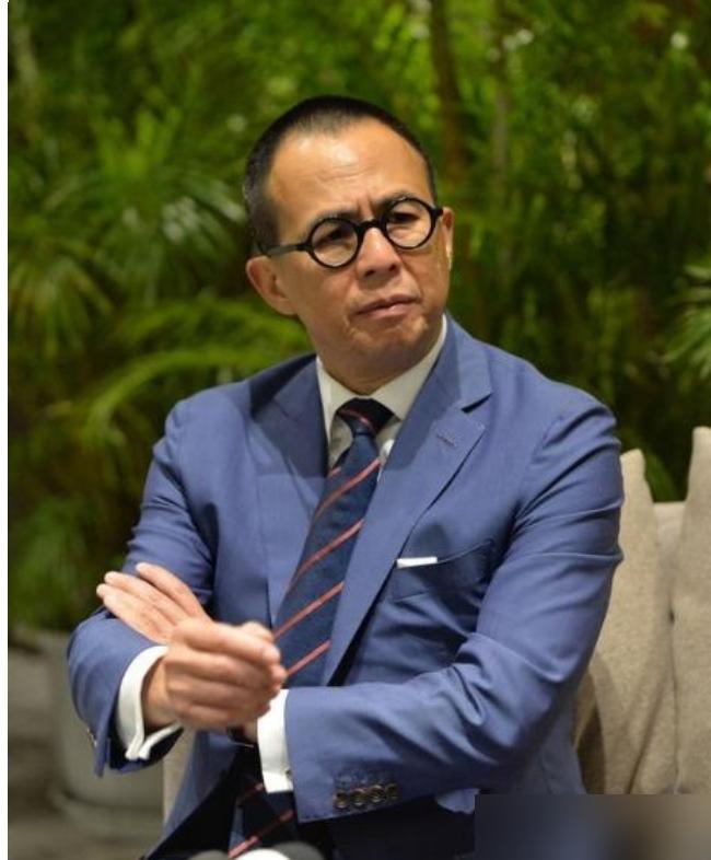 李泽楷当年发声明，说感情不该谈钱。梁洛施呢，啥也没说，带着仨儿子，走了。没领