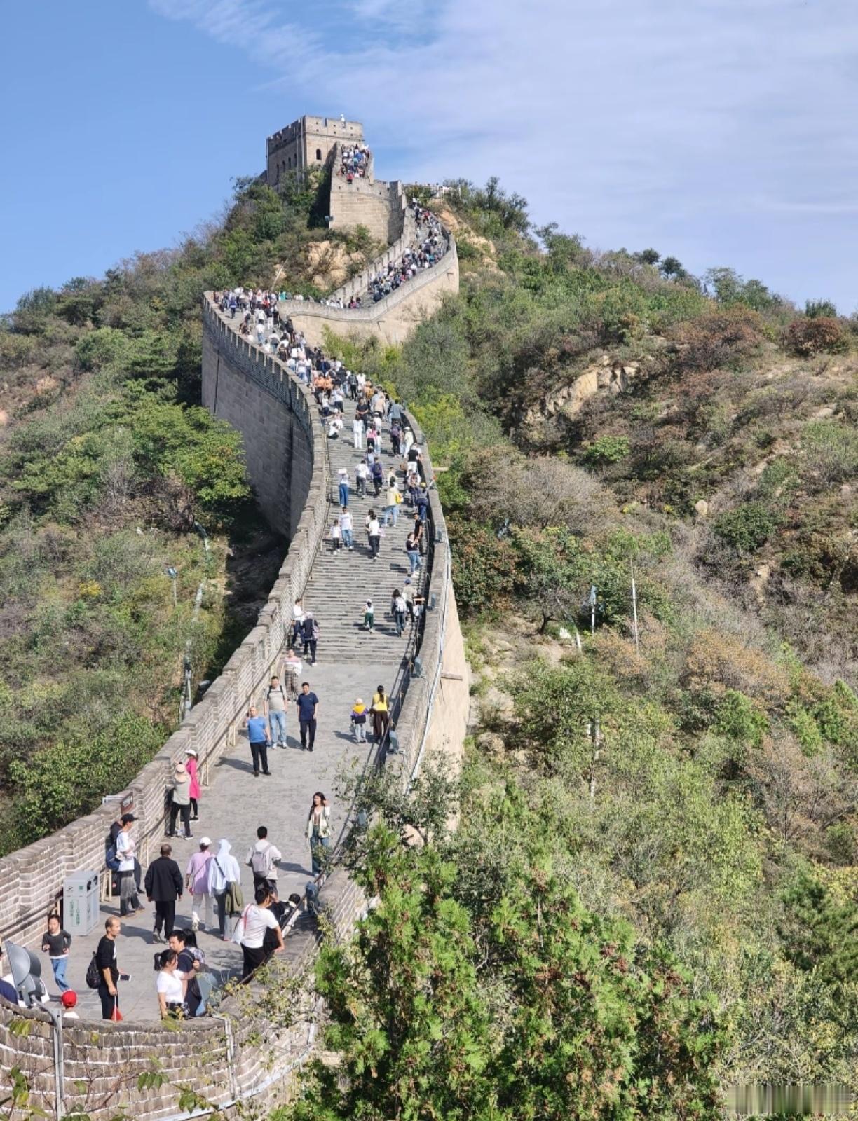 昨天去长城旅游的VS今天去长城旅游的都是国庆爬长城，待遇可就差多了[捂脸哭]昨天2