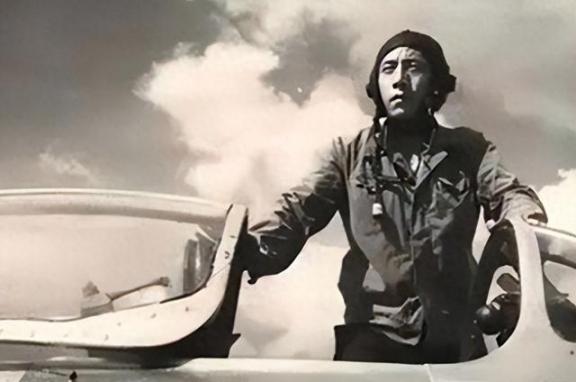 1979年4月15日，一个穿着空军飞行服的人，大步朝机场走过来。几分钟后，警卫排