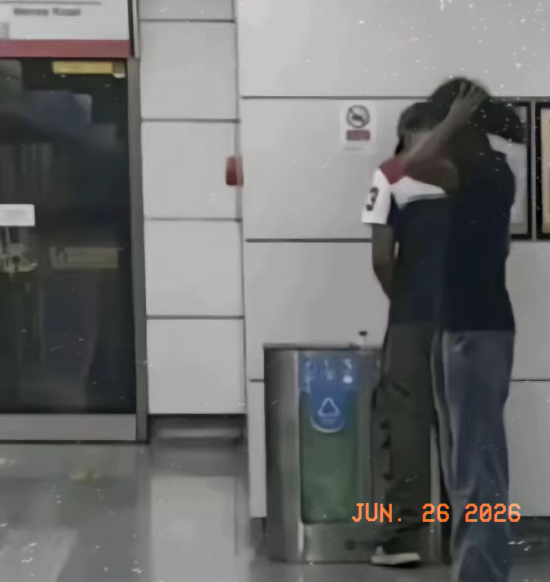 俩印度人大摇大摆进店，10分钟拿走价值百万的“货”，转身就往机场狂奔。本以为是天