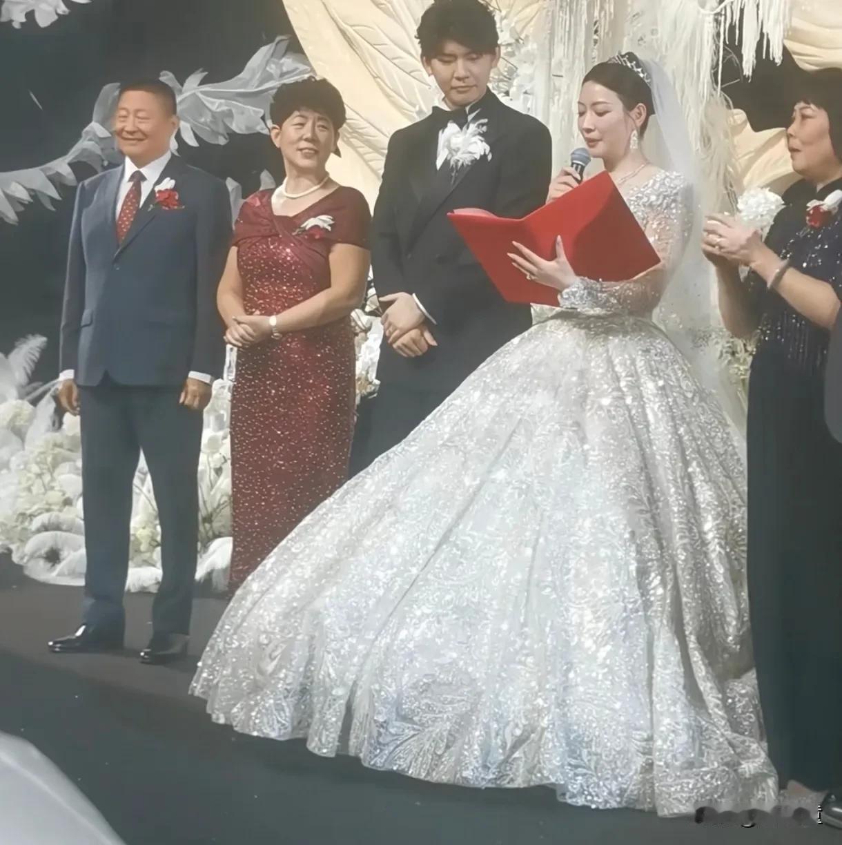 有人说刘雨辰高攀了黄雅琼，直到大家晒出刘雨辰的家世，才明白并不是！刘雨辰父亲是