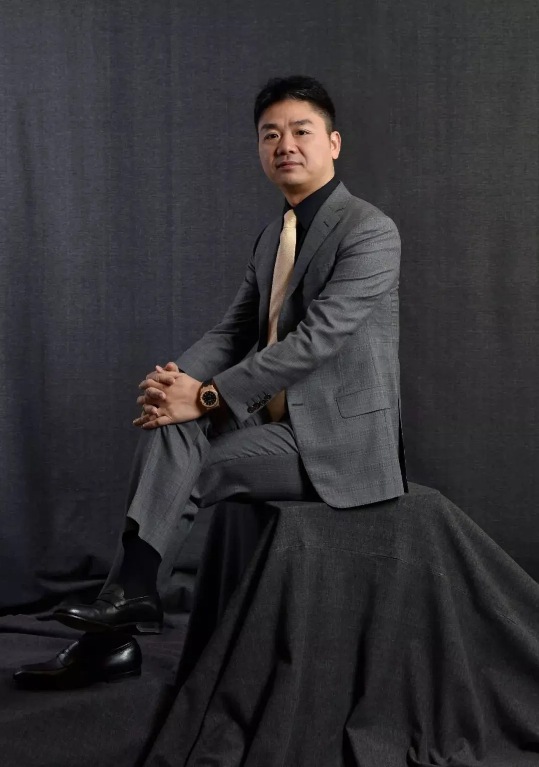 主持人问刘强东:“你的妻子章泽天很年轻漂亮，你当初是不是看上她的年轻漂亮？”刘强