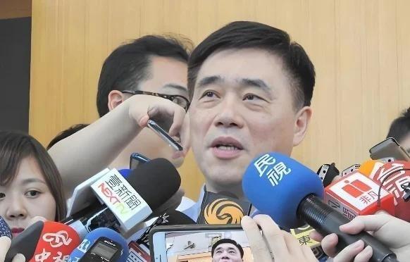 民众党主席黄国昌说，“台湾人不必承认自己是中国公民，从文化和种族方面来讲，你的阿
