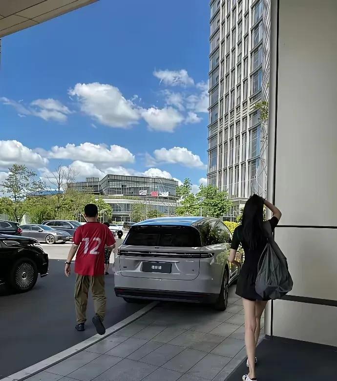 李想本想晒下理想i8这车，没想到晒火了老婆!李厂长自己带货自己产的新车i8,给