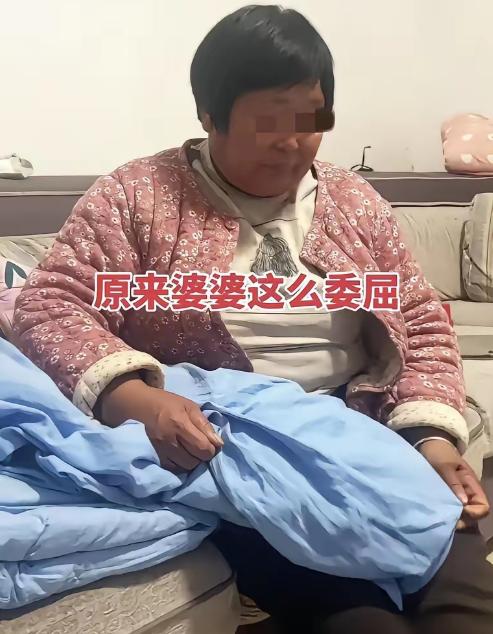 “看哭了！”河南一儿媳，发工资后立马给了婆婆1000块钱，谁知，婆婆却突然红了眼