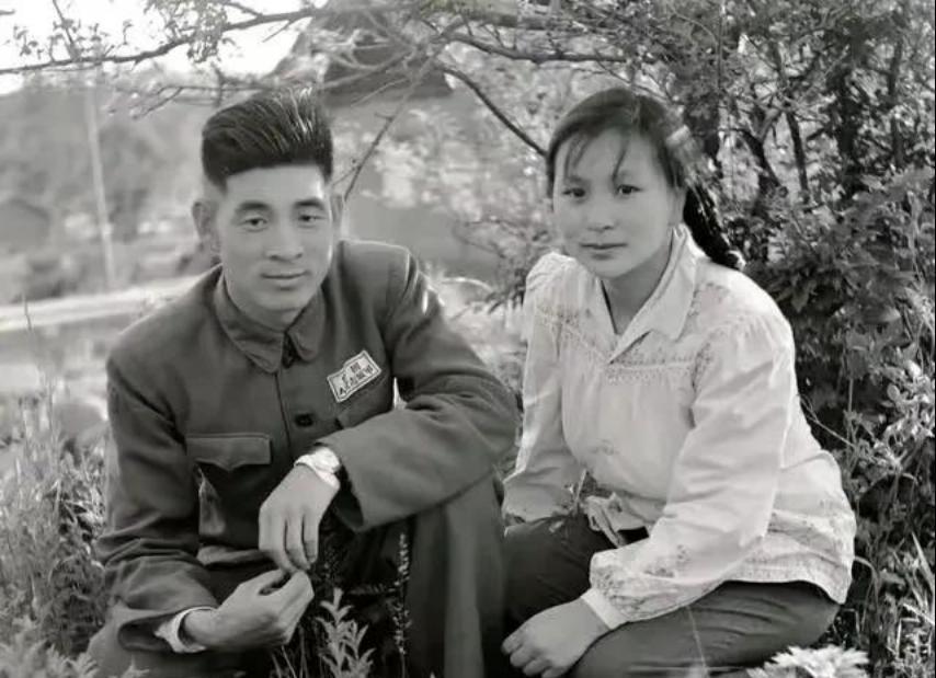 1955年，时任54军135师师长韩怀智和夫人在朝鲜合影。此时的韩怀智才33岁，