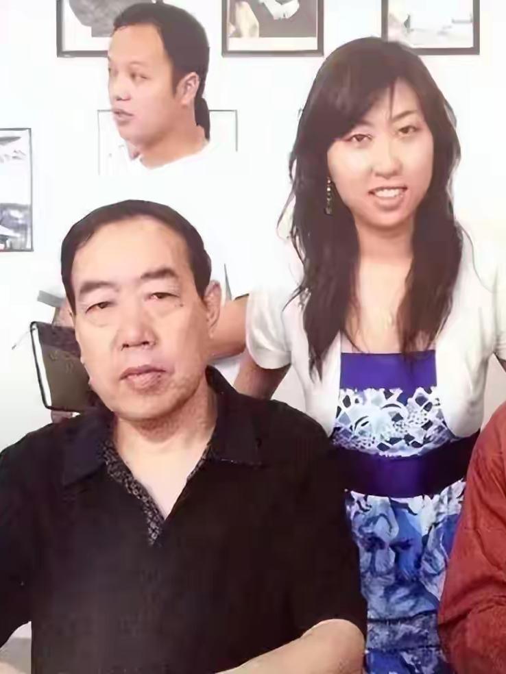 贾浅浅是大作家贾平凹和前妻韩俊芳的女儿，韩俊芳的哥哥和贾平凹是初中同学。她比