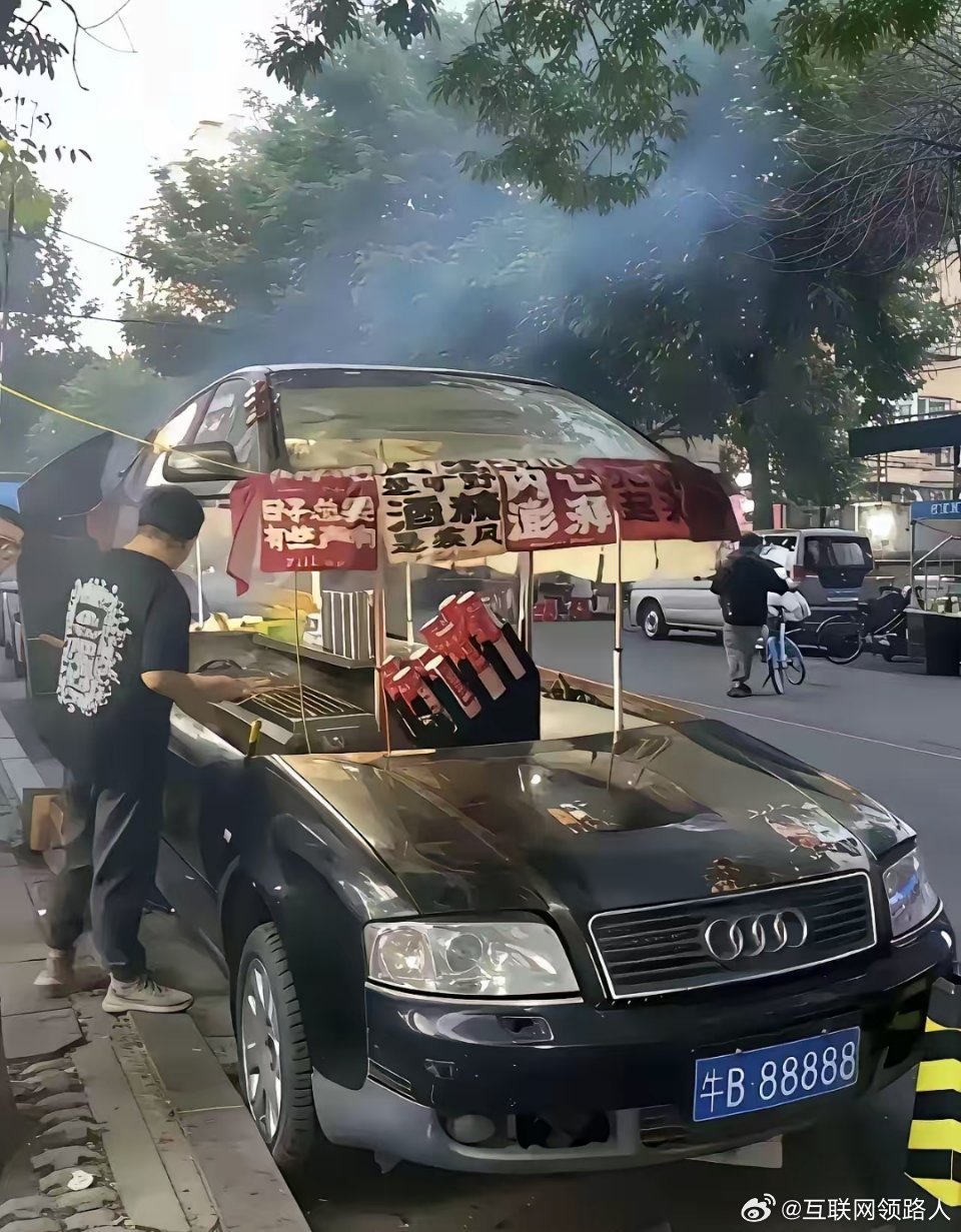 这哥们太有才了！白天把车顶一盖，就是辆能跑的车；晚上把车顶掀开，秒变一个摊位。白
