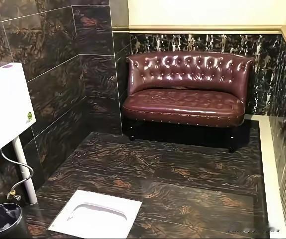 卫生间里放沙发？你有没有发现一个细节？商务KTV的包厢里，尤其是带独立卫生间