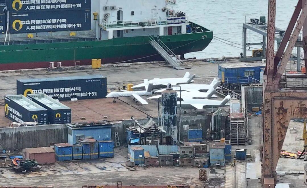 太“残暴”了，东大货船竟然既能搭载垂发、又能电磁弹射无人机！我们真的不愧是“工业