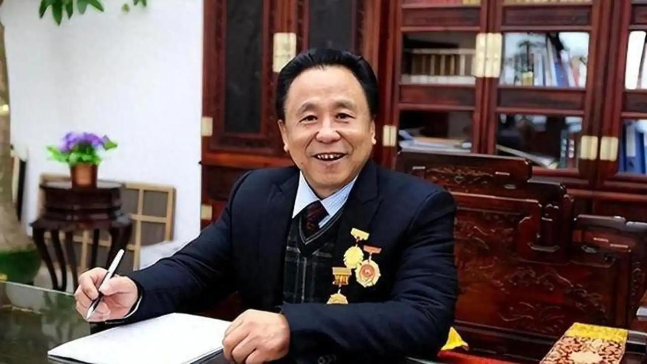 包养10位情妇，睡觉翻牌生下11个私生子，75岁还在拼命生娃！2023年春