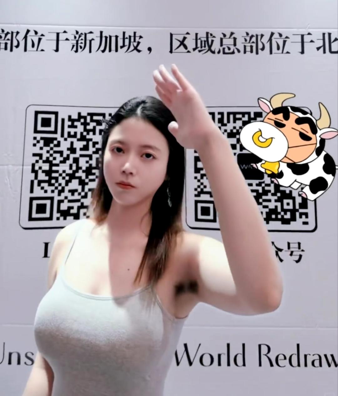 这是一个很有味道的美女，身材好，容貌姣好，羡慕她男朋友。