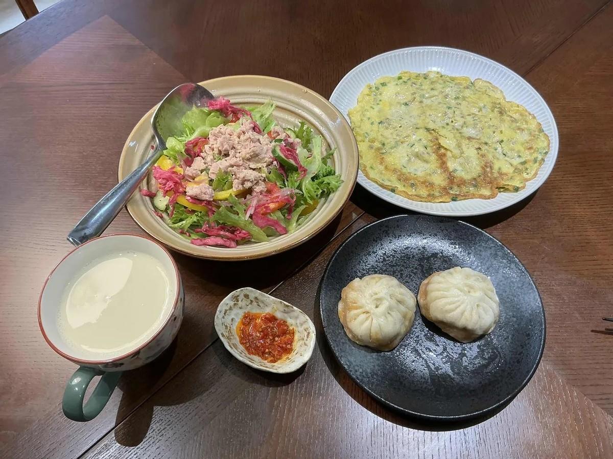 黄安说养生就靠“少吃”，如今换成20+4轻断食。每天4小时内解决两餐，过了中午十