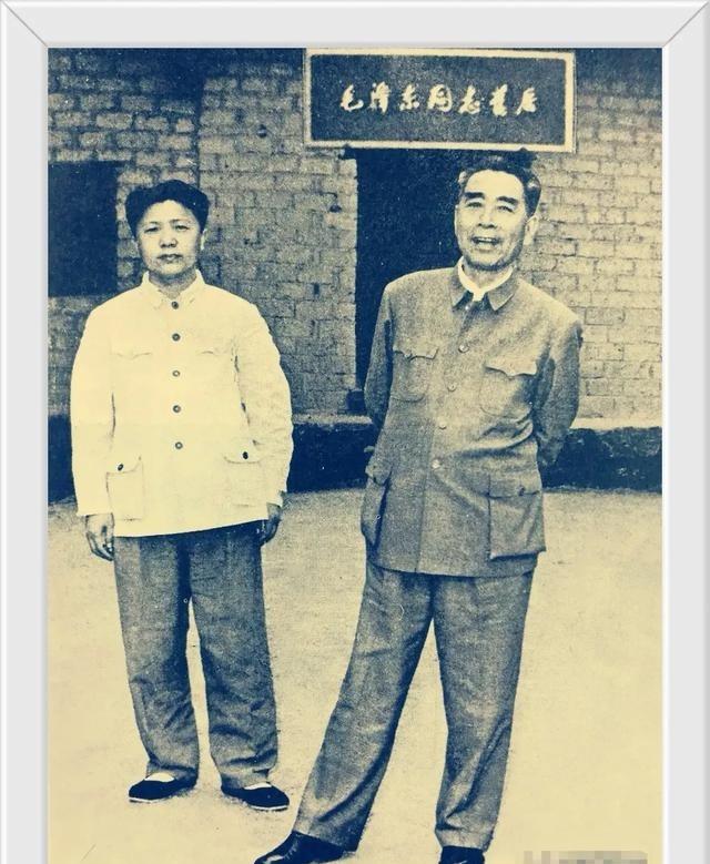 1964年，周总理来到毛主席的故居，看着最亲密战友昔日的住处，周总理开怀大笑。