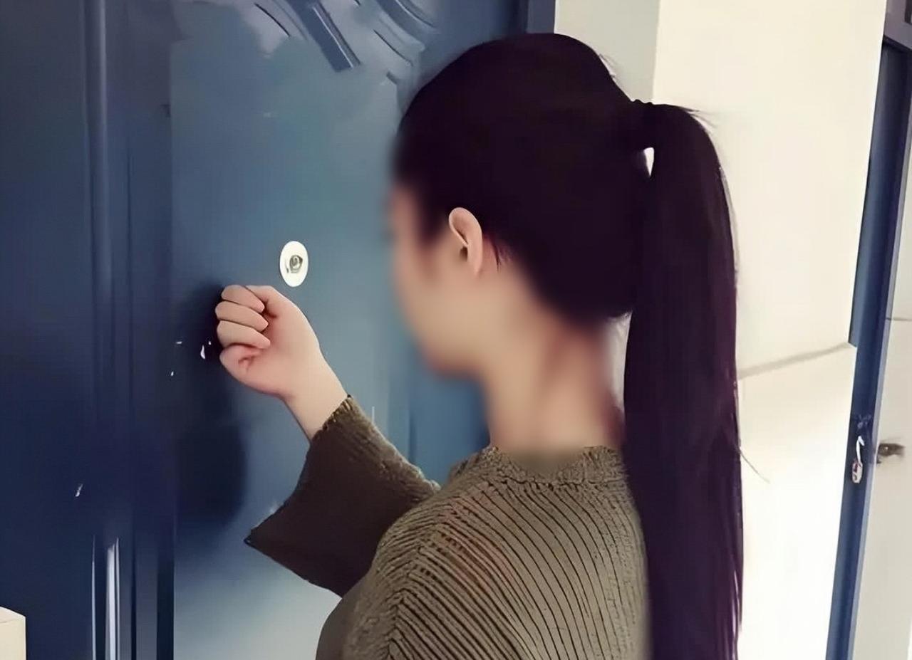 四川，女子发现丈夫夜不归宿，得知丈夫在一女人出租房里，便叫来自己的弟弟、堂弟和叔