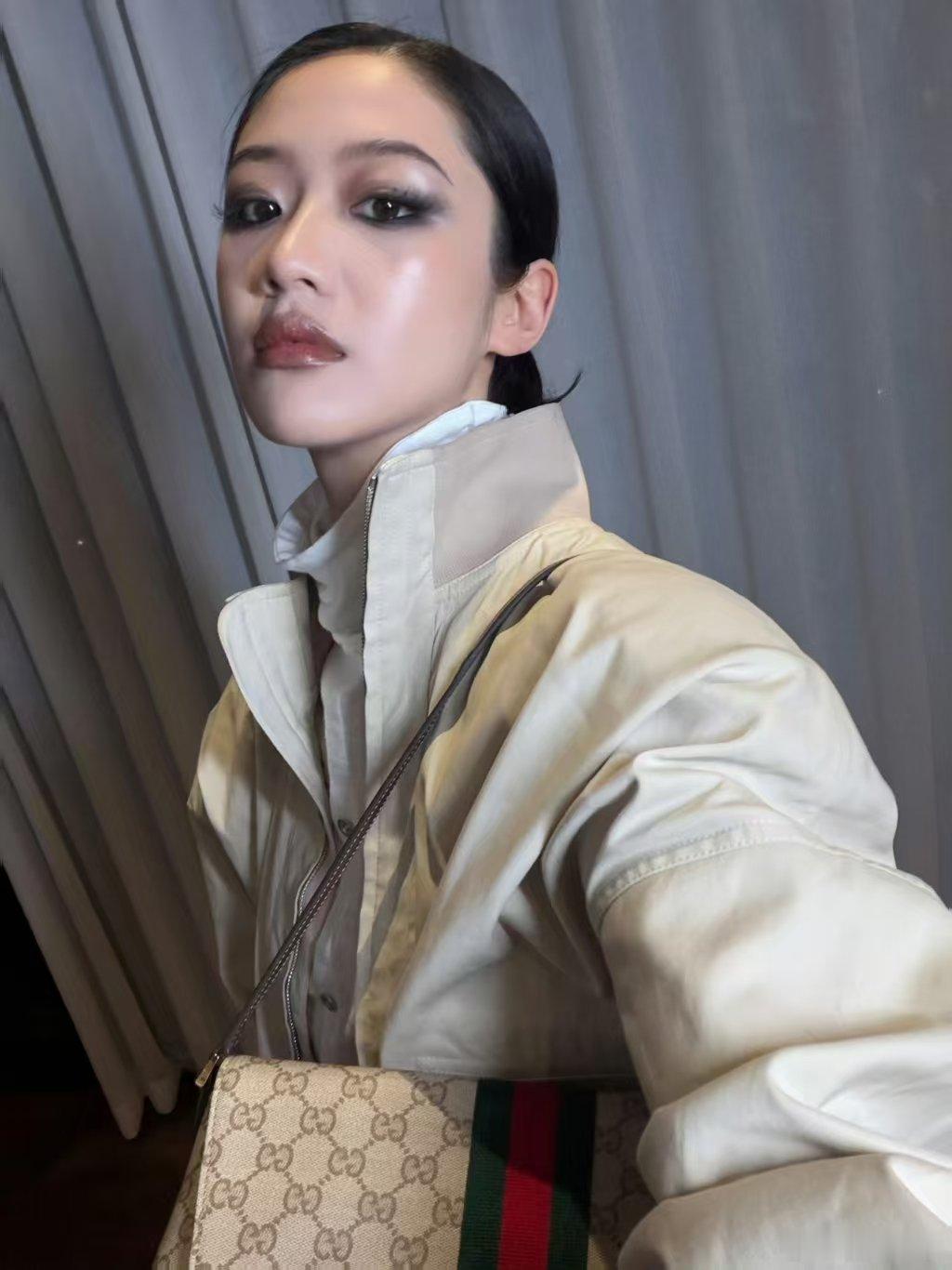 向涵之烟熏妆烟熏妆搭配清冷千金感，复古摩登又飒爽利落！向涵之这组妆造张力拉满，