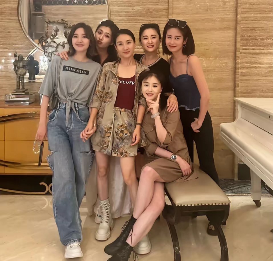《甄嬛传》的六位美女，最惊艳的不是坐着的蒋欣，也不是唐艺昕和陶昕然，而是后排左一