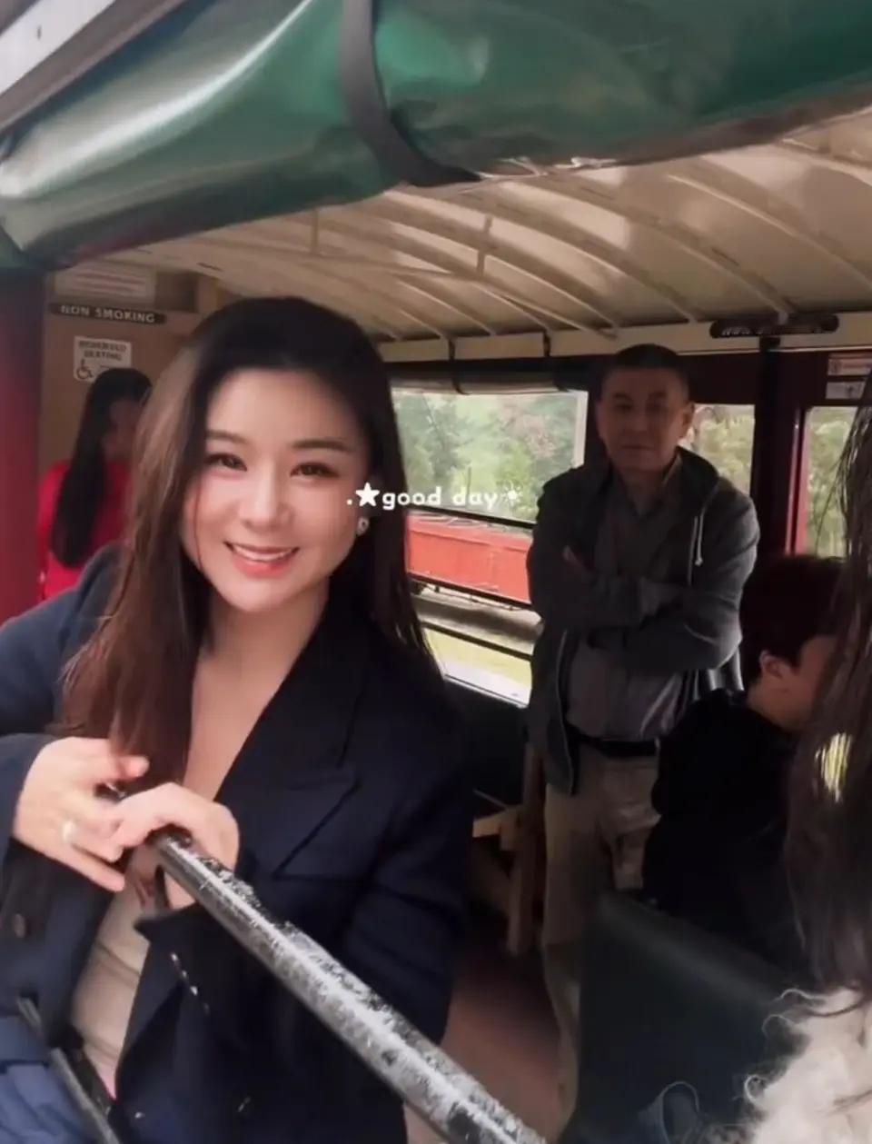 李小萌完全就是等比例长大，她在父亲节当天发视频送给她爸爸，还晒出了她小时候和爸爸