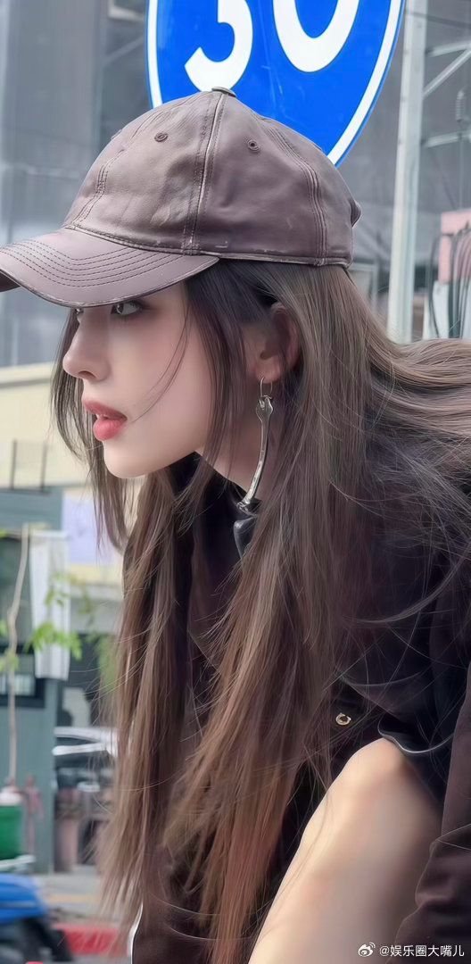 娜扎又美我一大跳果然还是浓颜系最适合娜扎！这次造型确实太顶了，风情万种又明艳大