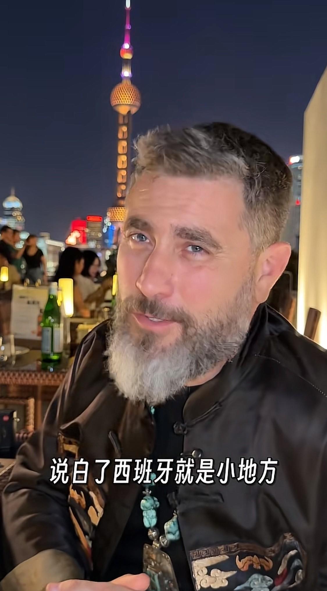 网红曹操说他的女儿被西班牙小孩歧视。曹操说，这些西班牙人是井底之蛙。这么说是对的