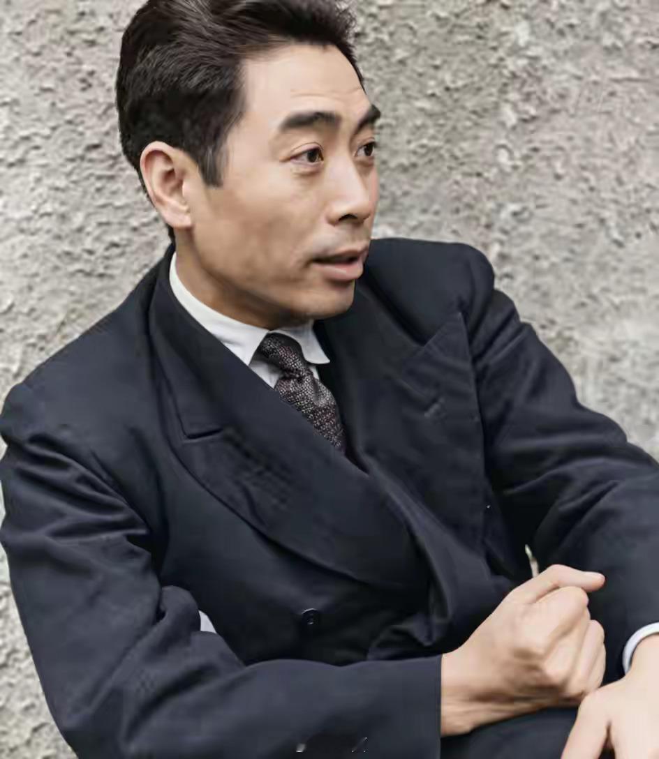 一张十分罕见的周总理穿西装的照片（修复上色），今天我也是第一次看到，有人知道拍摄