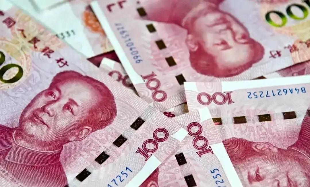 一觉醒来，燃油车新规来了！很多车友群这两天彻底炸开了锅，那个印着“2025