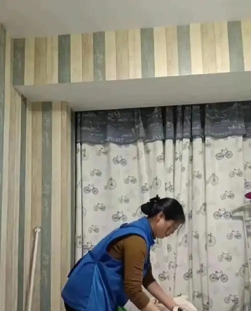 ☁我花了450块请了个阿姨来家里搞大扫除，她手脚麻利，不到两小时就收拾得