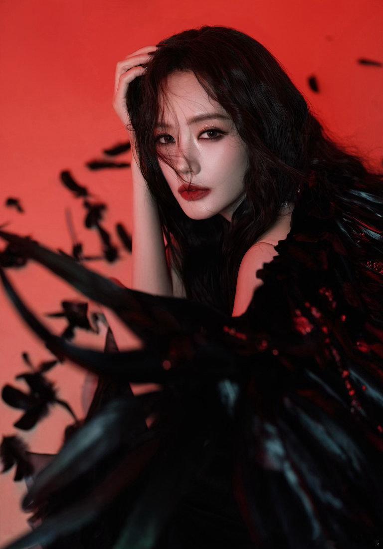 李一桐古早黑月光回归李一桐黑月光回归刻在很多人审美里的古早黑月光回来了，李一桐再