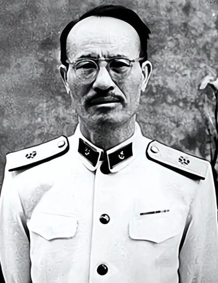 1955年全军授衔，袁也烈被授予少将军衔，而他曾经的警卫员成了大将，学生、俘虏成