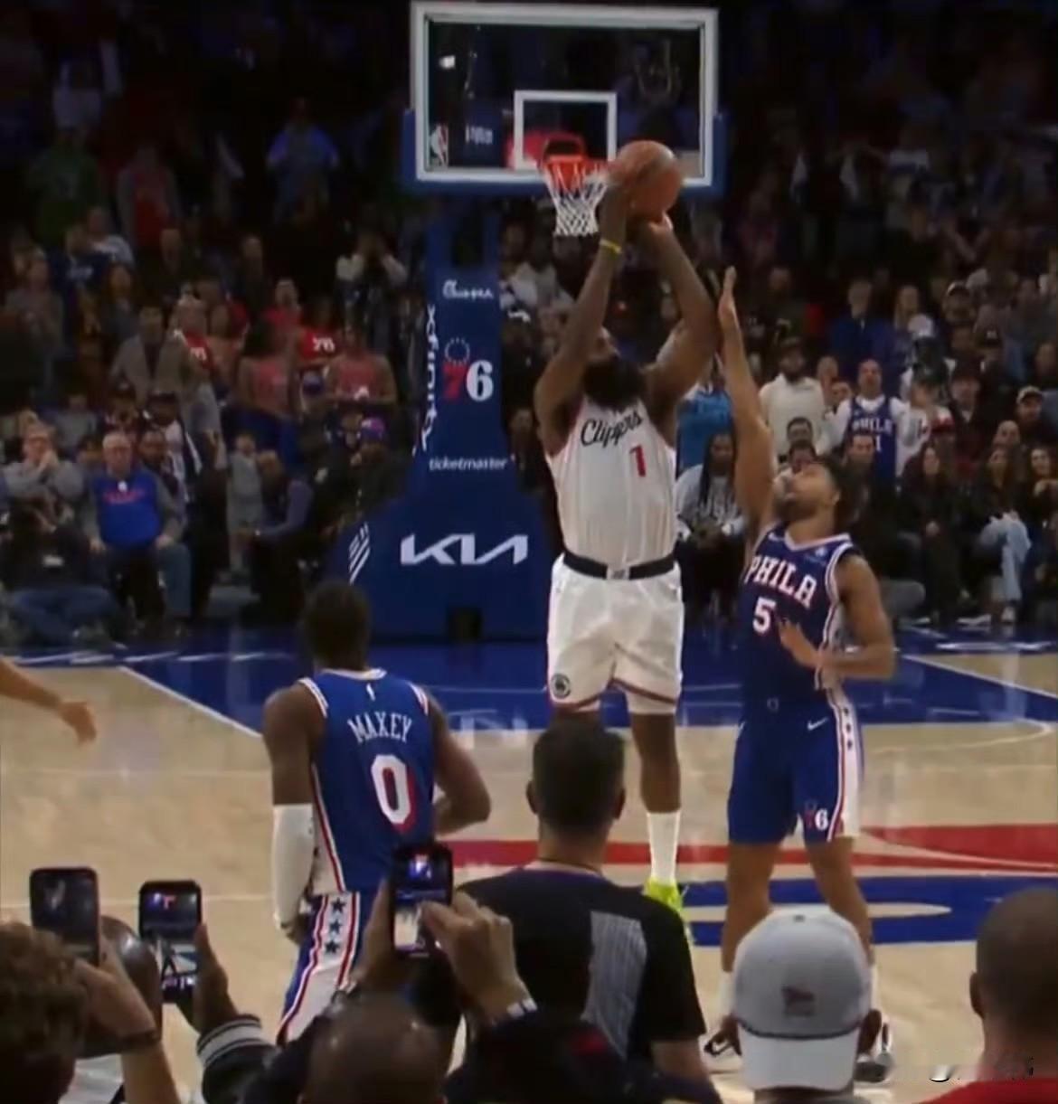 裁判报告出来了，哈登最后时刻出手三分，确实被格兰姆斯犯规了，是裁判漏吹了！泰