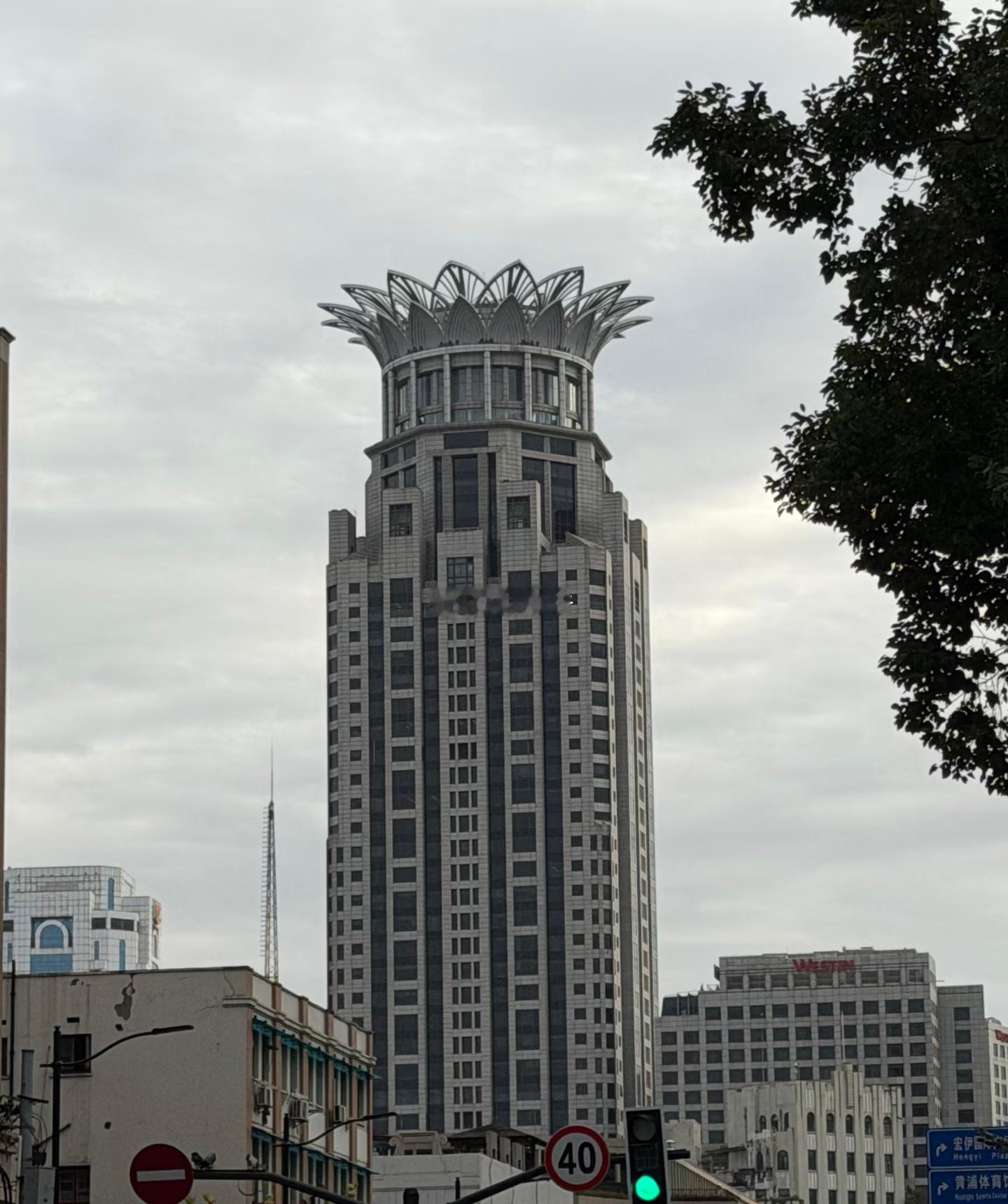 从外滩如何打卡“凤梨冠”上海威斯汀酒店大楼？图2给出了正确方式。城市摄影上海旅游