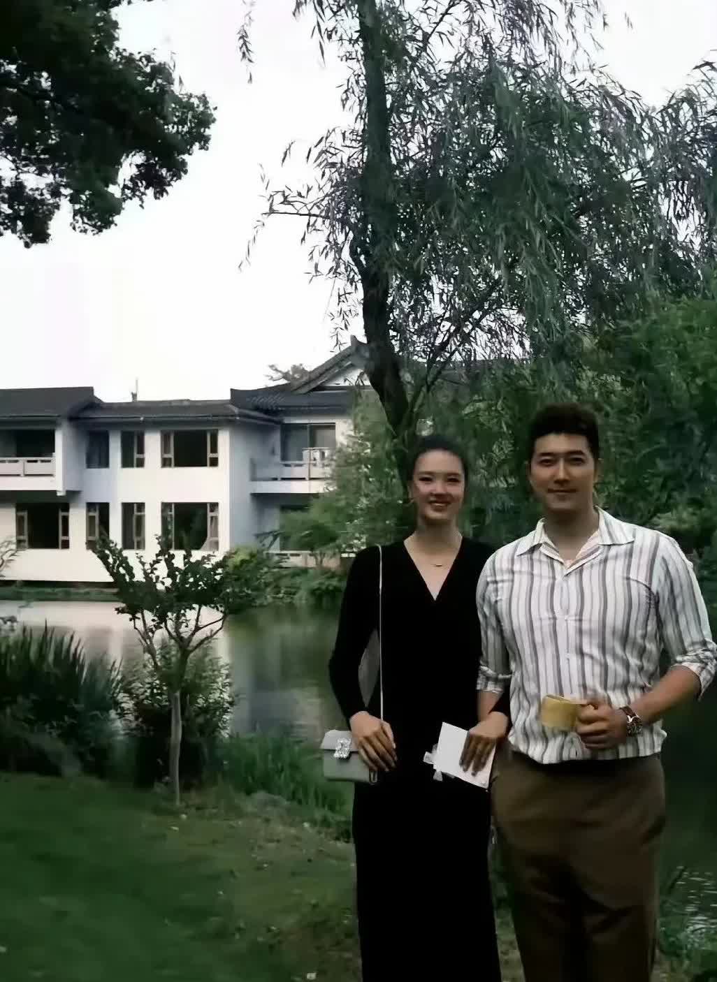 这是张常宁和她老公吴冠希在环境优美的别墅外的一张合影。张常宁193cm，