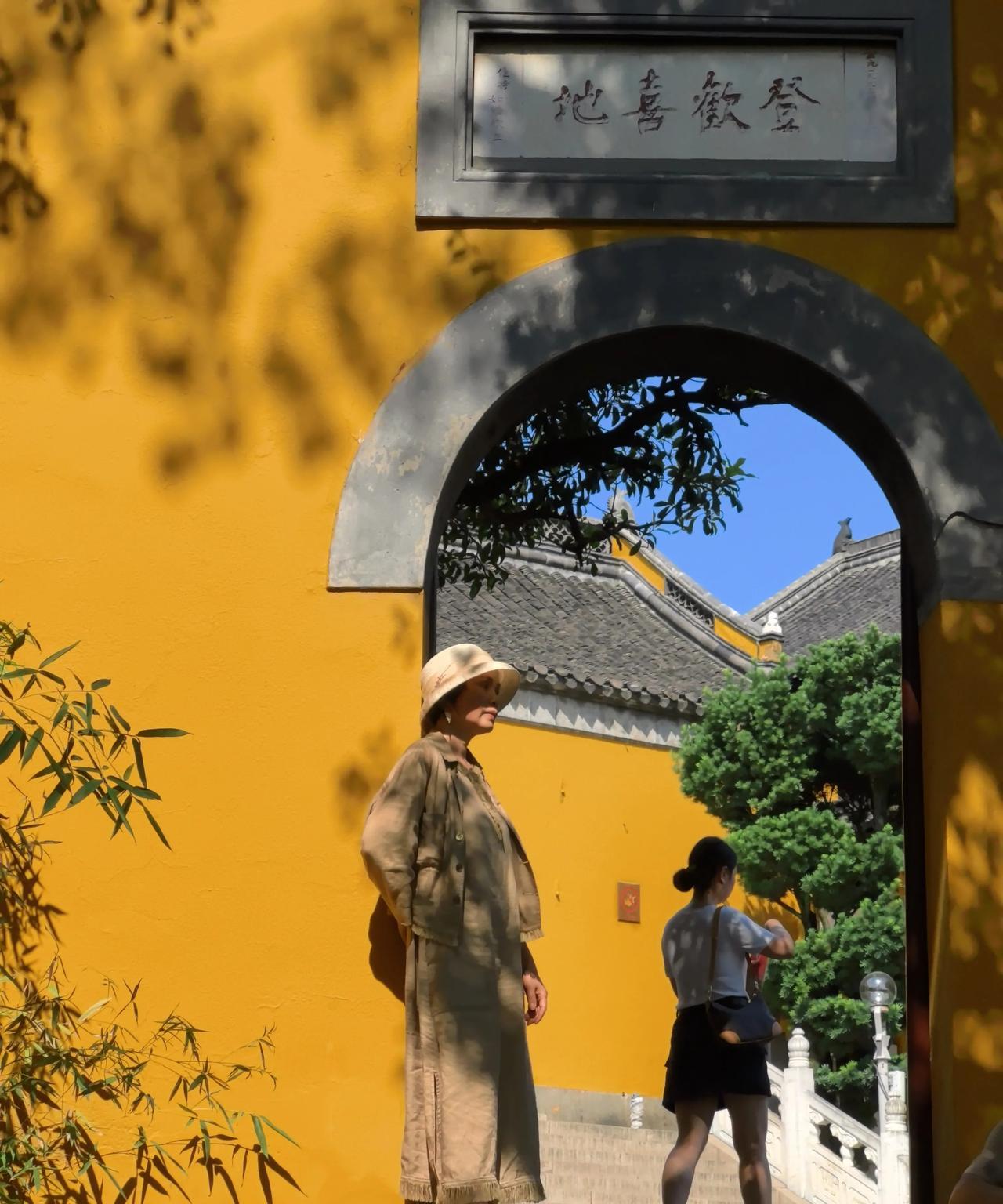 今天，我在扬州瘦西湖门口，老尴尬了。今天中午，我想去观音山寺游览，就从自己住的