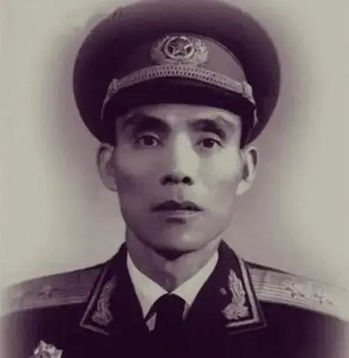 1968年，张达被通缉，危难之时，他找到成都军区副司令员韦杰。当老首长握住他