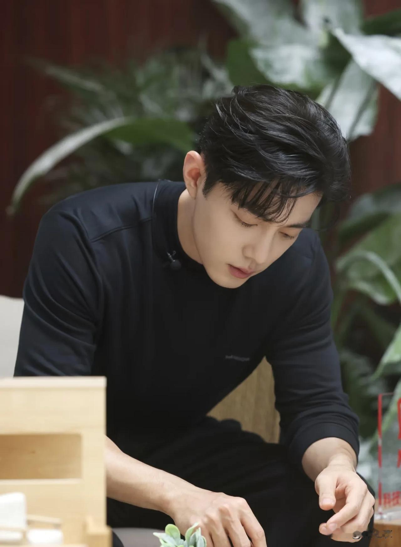 肖战年纪轻轻我已经要用返璞归真来看待他了，而肖战最了不起的地方。对我来说，就