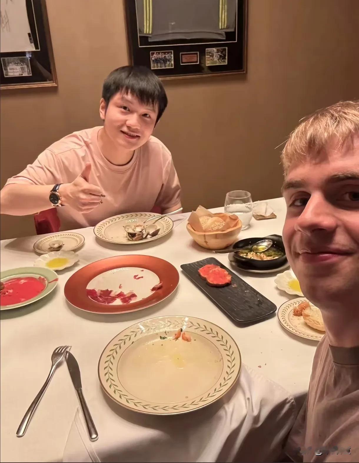 谁能想到！樊振东巴黎奥运会夺男单冠军一周年，是和副冠军一起庆祝的！莫雷加德晒多