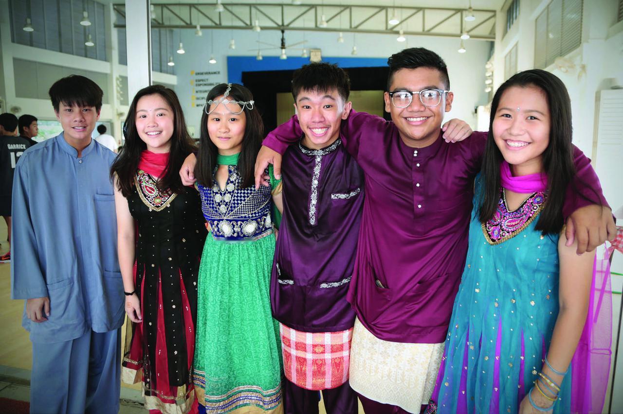 新加坡的衰落始于大量印度人的引入。有人预测，用不了十年，印度裔将成为新加坡的主要