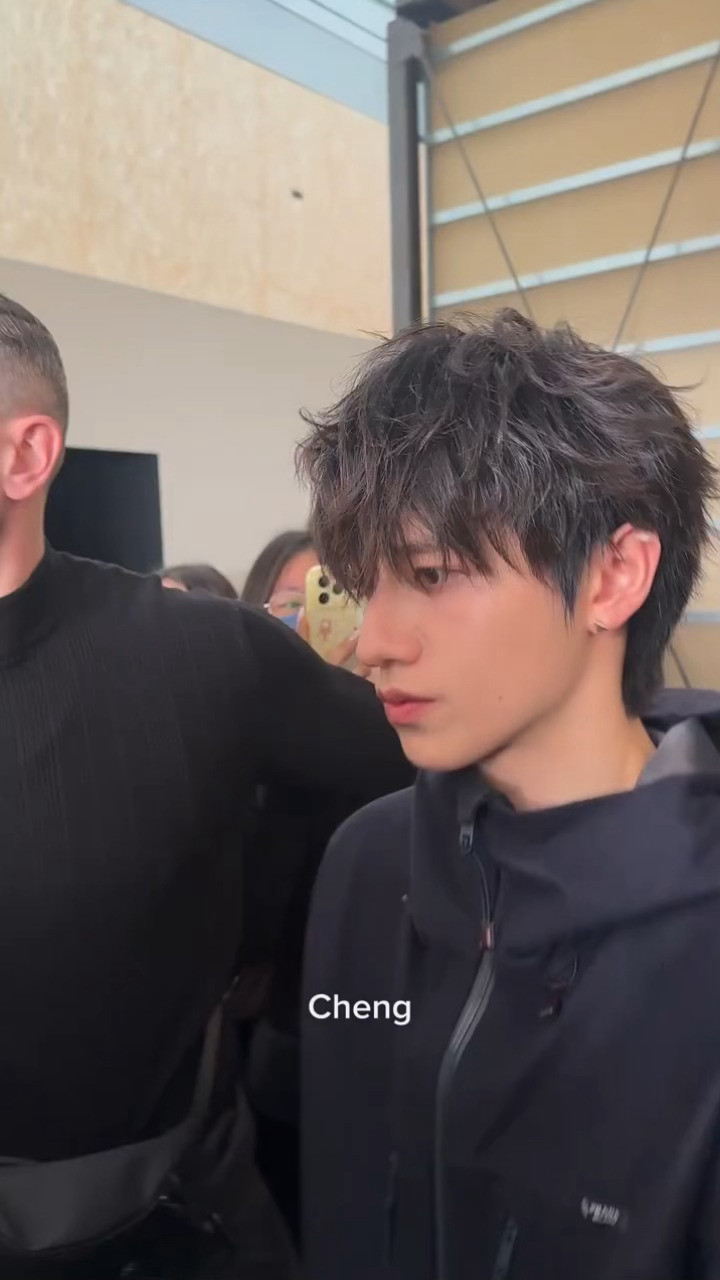 顶腮冷脸吐舌炸毛卧槽朱志鑫帅成这样啥意思。朱志鑫帅成这样啥意思朱志鑫冷脸