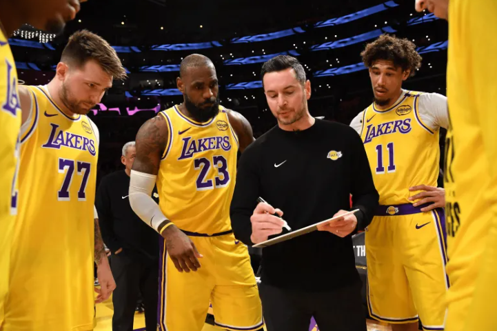 NBA常规赛，湖人以不敌活塞。赛后，记者写道：“湖人在12月输了7场比赛——