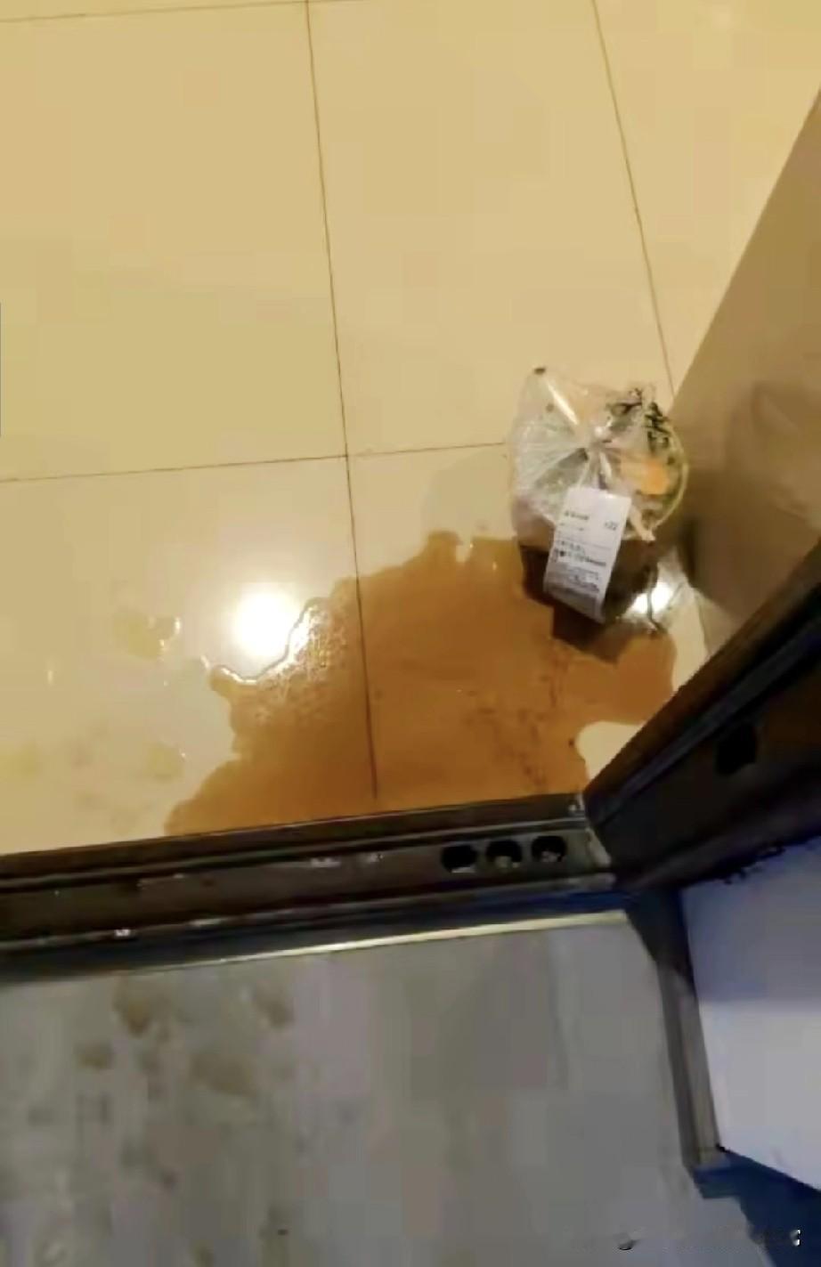 外卖员这操作把我看傻了：餐品挂门把上刚点的麻辣烫，外卖员直接把袋子挂我家门