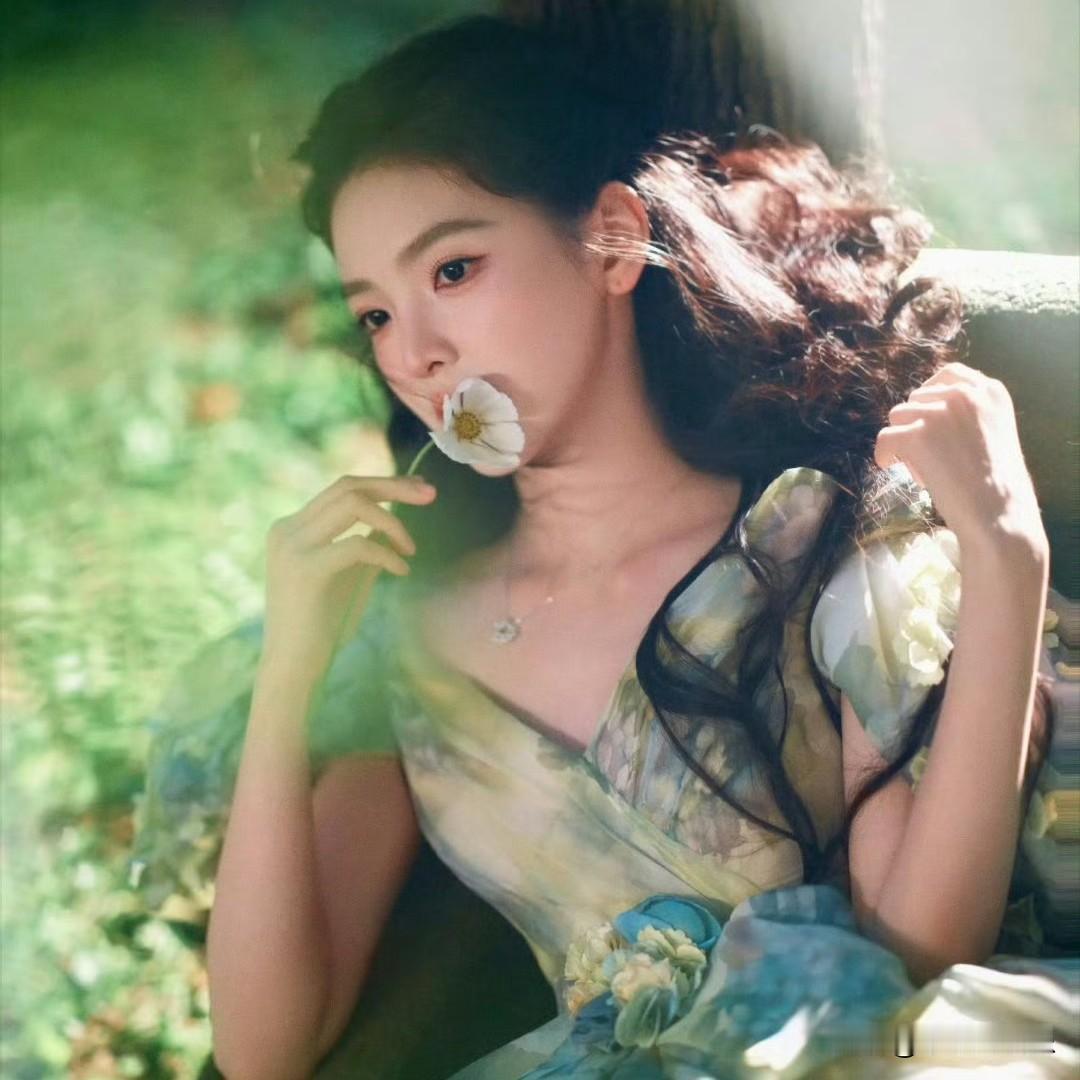 这次章若楠的“花仙子”造型，把温柔与精致平衡得恰到好处。没有用华丽钻石堆砌气场，